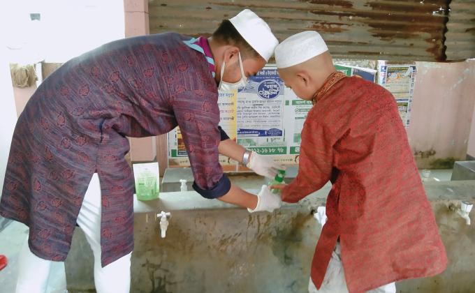 করোনা ভাইরাস এর কমিউনিটি ট্রান্সমিশন প্রতিরোধ মসজিদে হ্যান্ডসেনিরাইজার,পটাশ ও স্যাভল বিতরণ ও ব্যাবহার সম্পর্কে সচেতনা প্রোগ্রাম