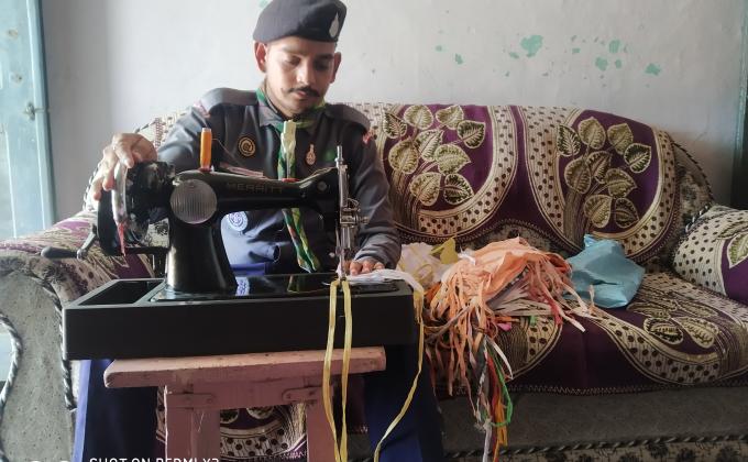 कोरोना महामारी के अंतर्गत मास्क बनाना और वितरित करना