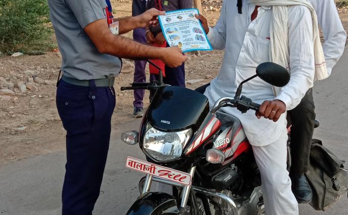 पोस्टर के माध्यम से वैश्विक महामारी कोरोना के लिए लोगों को किया जागरूक।