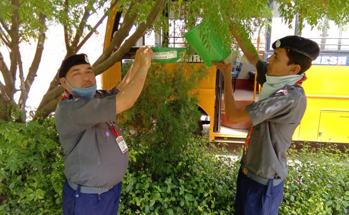  birds ke liye prinde lagate hue.