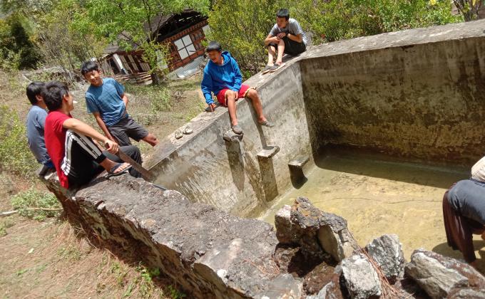 Helping in cleaning water tank of Wangdue chuzomsa during lockdown