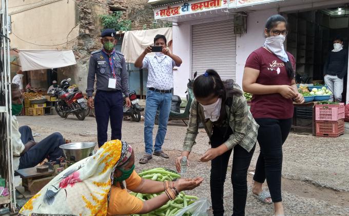 सेनेटाइजर से हाथ धोना है - स्काउट 