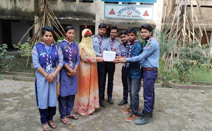 অসহায় এক নারীকে আর্থিক সহযোগিতা