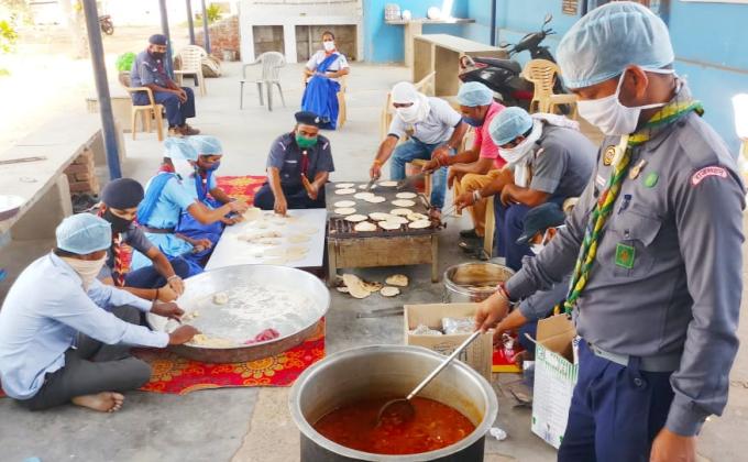 खाना खाकर खिल उठे वो मायूस चेहरे 