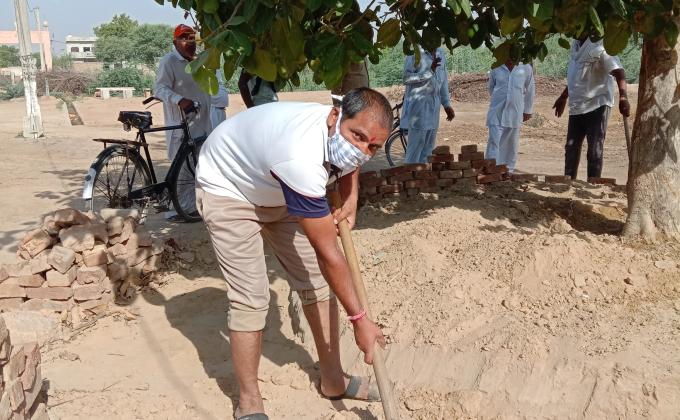 गाँव मोहन मगरिया की गौशाला में आने जाने वाले गौ भक्तों के लिये विश्राम के लिए वट वृक्ष के नीचे चबूतरे के निर्माण कार्य में श्रम दान करते हुए।