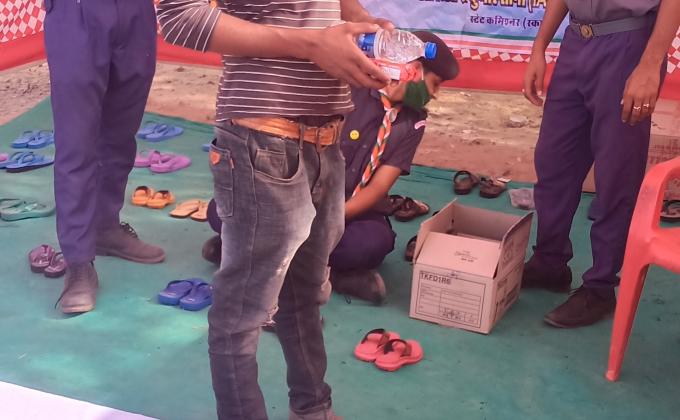 प्रवासी मजदूरों को चरण पादुका वितरण