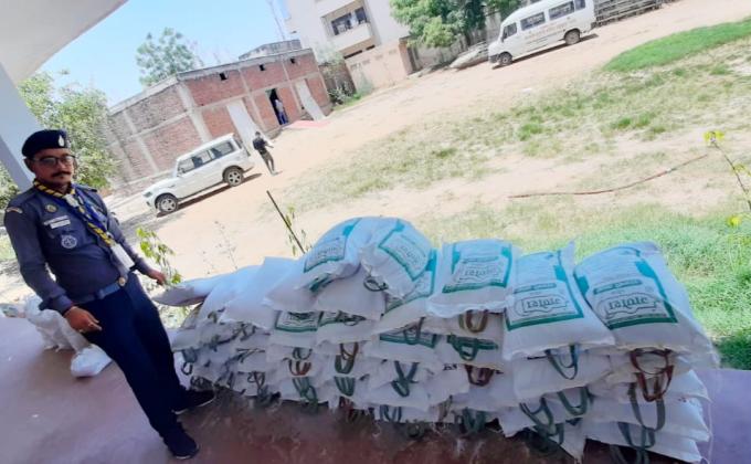 स्काउट गाइड के द्वारा किया गया खाद्य सामग्री राशन वितरण