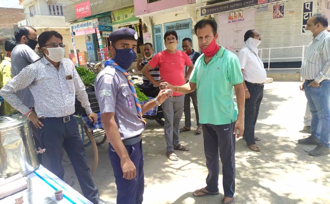 रोगप्रतिरोधक क्षमता बढ़ाने के लिए रोवर स्काउट पिला रहे आयुर्वेदिक काढ़ा