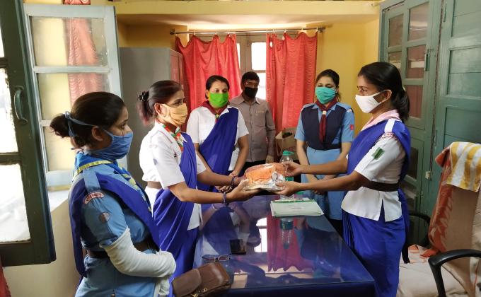 गर्ल्स गाइड हेडक्वार्टर जोधपुर में गाइडर कांता शर्मा के द्वारा मास्क बैंक में मास्क जमा कराए गए 