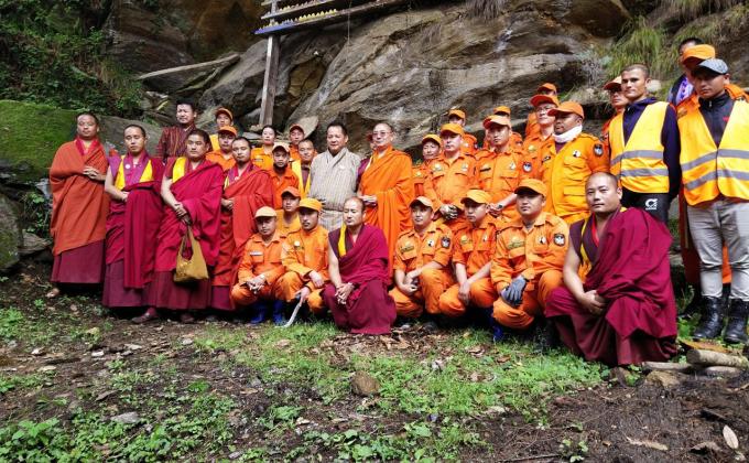 Clearing of bushes at Dechenphodrang