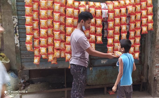 শিশুদের চিপস বিতরণ