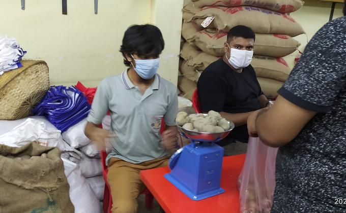 ত্রাণ বিতরণ