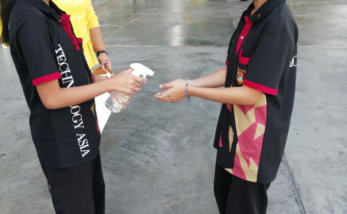 ฉีดแอลกอฮอล์​ให้เพื่อนๆ