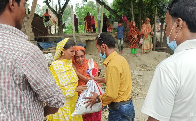 বন্যায় ক্ষতিগ্রস্থদের মাঝে খাদ্য সামগ্রী বিতরণ