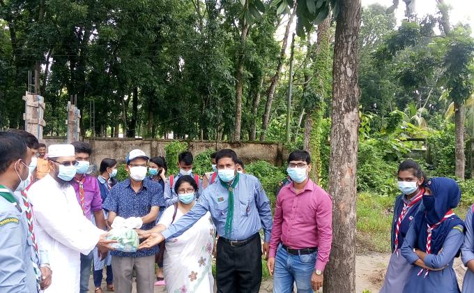 বাংলাদেশ স্কাউট এর সহযোগিতায় অসহায় মানুষের মাঝে করোনা সামগ্রী বিতরণ। 