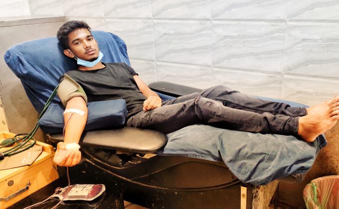 একজন ক্যান্সারে আক্রান্ত রোগী কে জরুরি অবস্থায় রক্ত দেওয়ার জন্য ছুটে গিয়েছিলাম।
এবং রক্ত দিতে পেরে আমি সত্যিই অনেক খুশি হয়েছিলাম। 