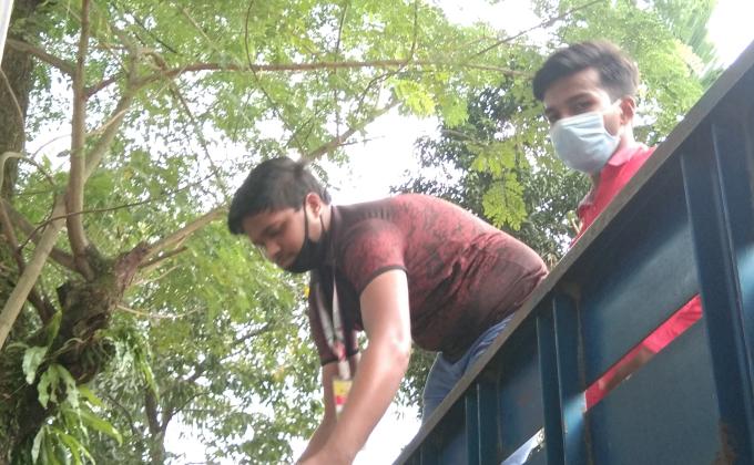 বন্যার্তদের ত্রাণসামগ্রী বিতরণ 