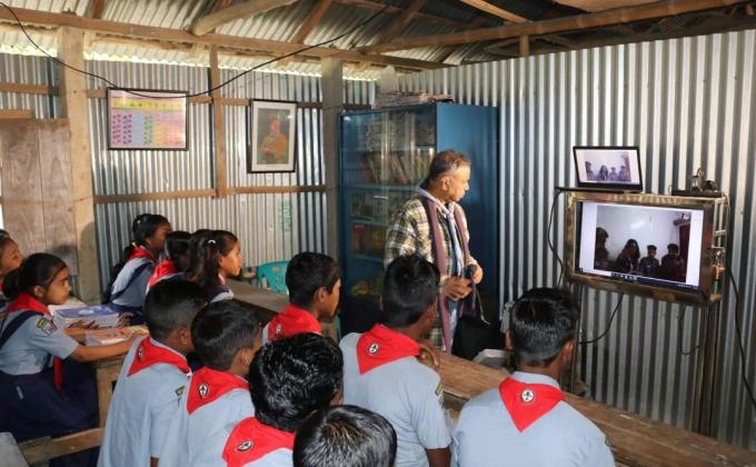 লালমনির হাট এর স্কাউটের চর এ ডিজিটাল ক্লাস রুম উদ্ভোধন এবং পাঠদান।