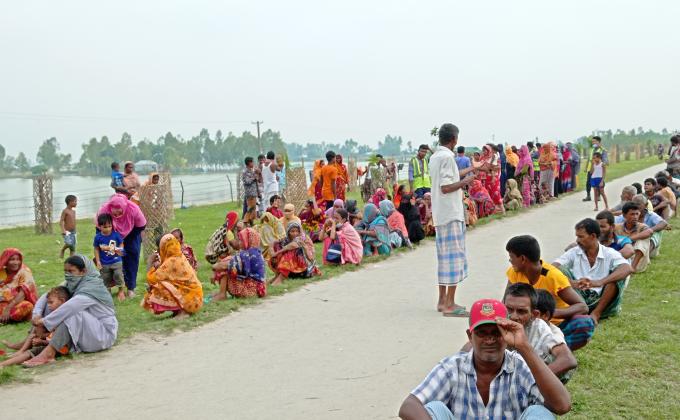 বানভাসীদের ত্রান বিতরন 