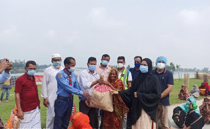 সিরাজগঞ্জে বন্যার্তদের মাঝে  ত্রান বিতরণ: 