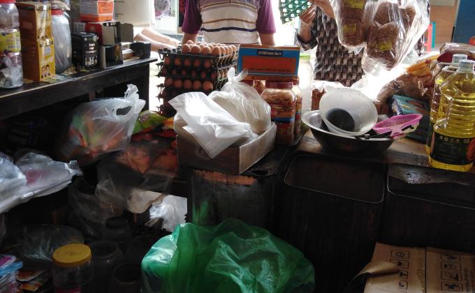 দোকানের কাজে সাহায্য