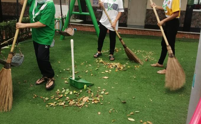 กวาดพื้นทำความสะอาดสนามเด็กเล่น​