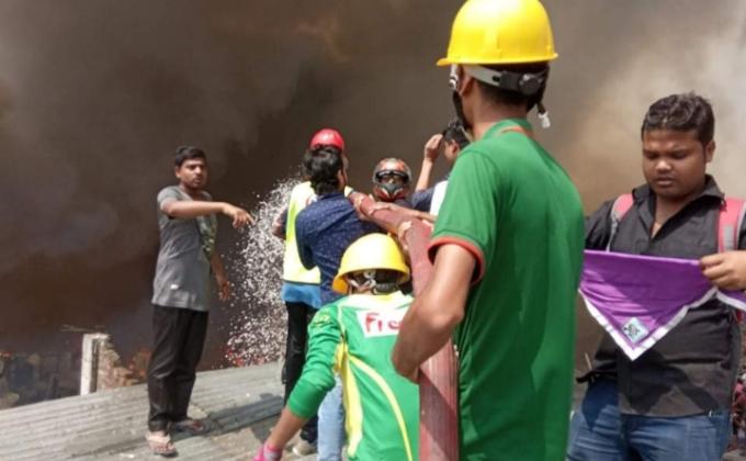 Fire in Mirpur Rupnagar Sheyalpara T-Block slum