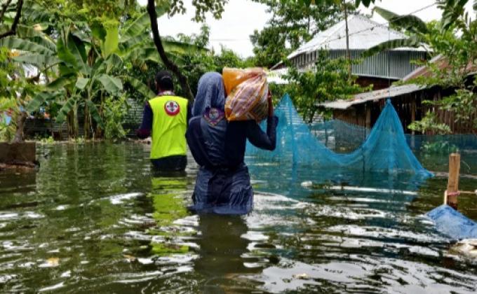 বন্যায় ক্ষতিগ্রস্থদের কল্যাণে ত্রাণ বিতরণ কার্যক্রম।

