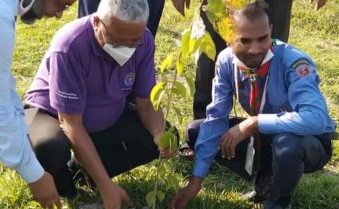 নির্বাহী পরিচালক স্যারের বৃক্ষরোপণ

