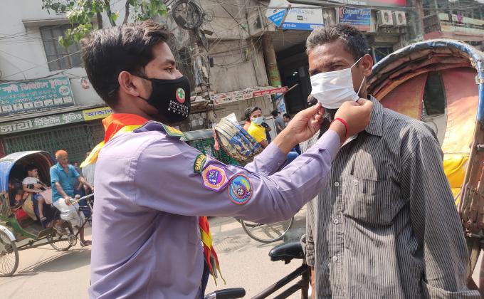 মাক্স বিতরণ কর্মসূচি