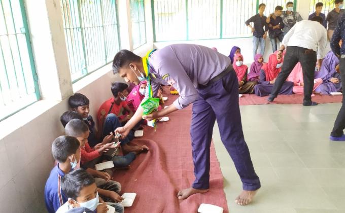  ১৭ই মার্চ জাতির পিতা বঙ্গবন্ধু শেখ মুজিবর রহমানের জন্মবার্ষিকী ও জাতীয় শিশু দিবস উপলক্ষে শিশুদের খাবার ও চকলেট  বিতরন করা হয়।