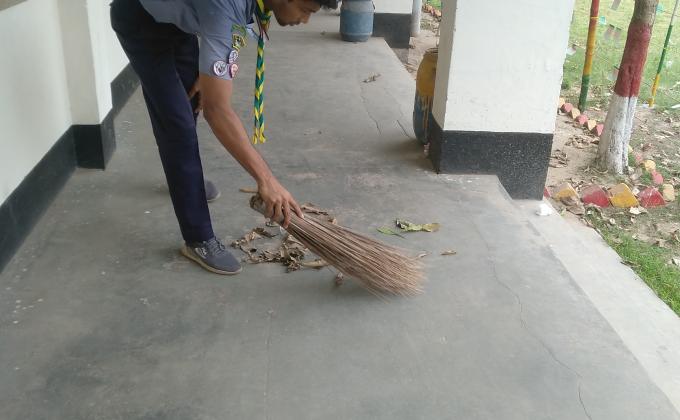 বিদ্যালয় প্রাঙ্গণ পরিষ্কার পরিছন্নতা।