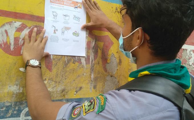 ডেঙ্গু সচেতনতায় পোস্টার লাগানো এবং লিফলেট  বিতরণ