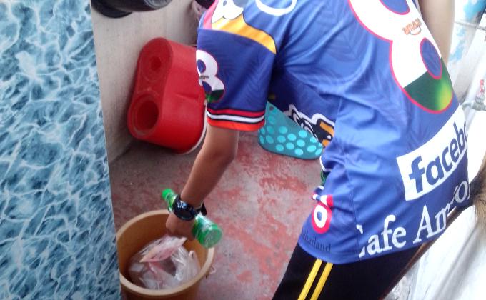 เก็บขยะเอาไปทิ้ง