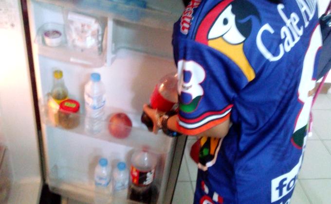 เก็บขวดน้ำเข้าในตู้เย็น