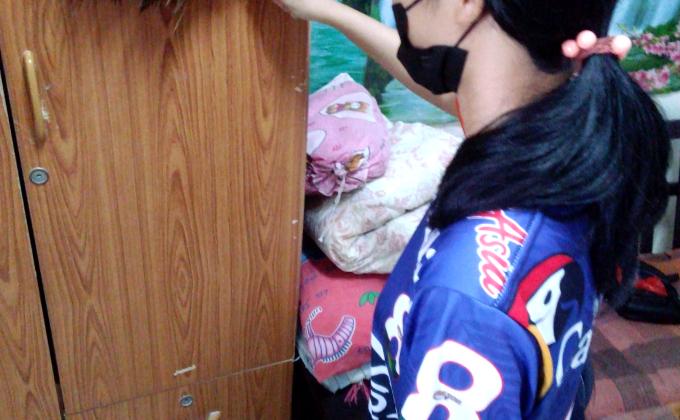 ปัดฝุ่นบนตู้เสื้อผ้า