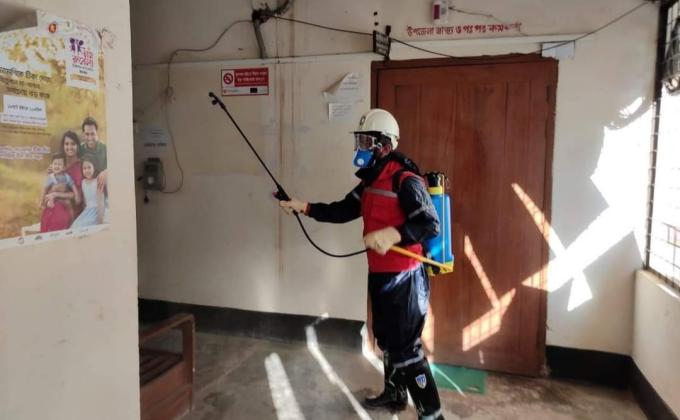 করোনা ভাইরাস মোকাবেলায় জীবানুনাশক স্প্রে