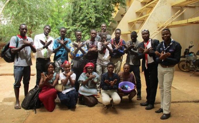 SOLIDAIRE AVEC LES RÉFUGIÉS  