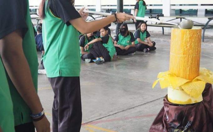 นำเทียนไปบริจาควัด