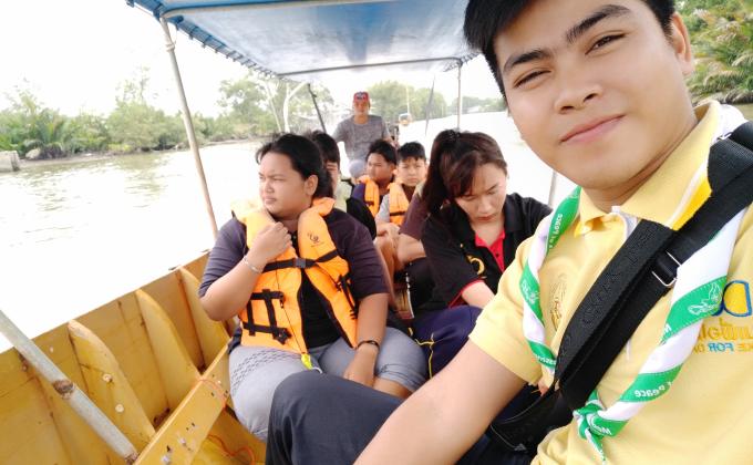 พานักเรียนนั่งเรือำปปลูกป่าชายเลน