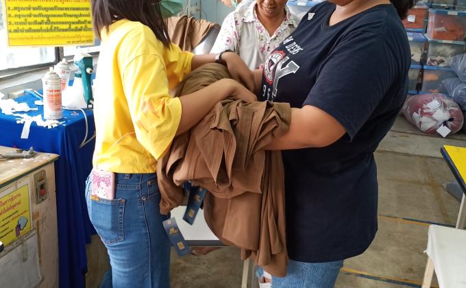 จิตอาสาช่วยพี่ที่ทำงานเก็บผ้า