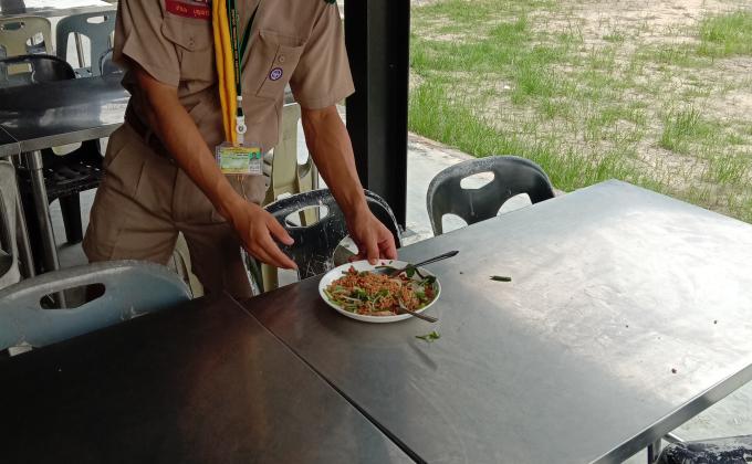 จิตอาสาช่วยจัดเก้าอี้จ้านข้าวคนกินไม่เก็บในโรงอาหารที่โรงเรียน