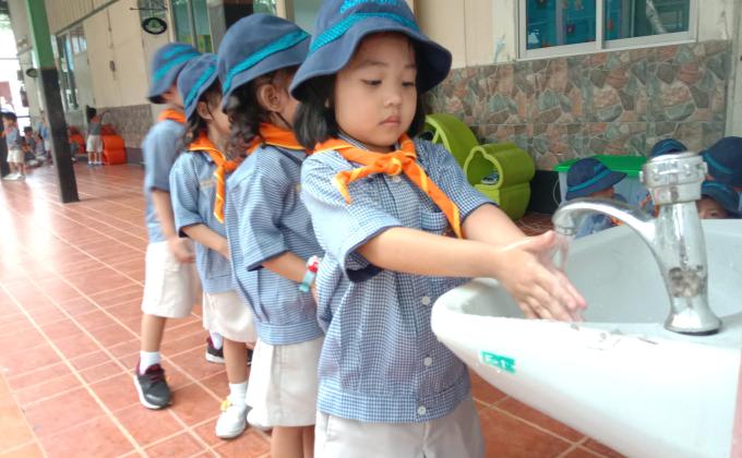 ลูกเสือฝึกการล้างมือ ป้องกันเชื้อโรค