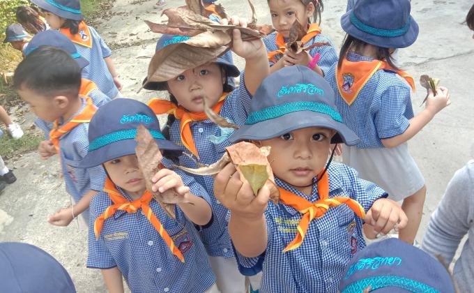 ลูกเสือบีเวอร์ทำความสะอาดเก็บเศษใบไม้
