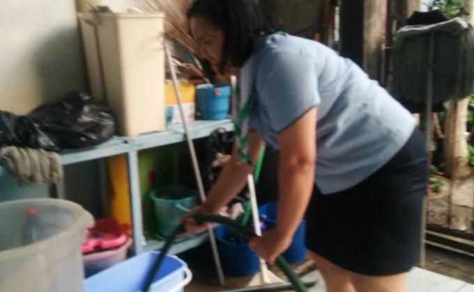 จิตอาสาช่วยล้างท่อระบายน้ำในร.ร