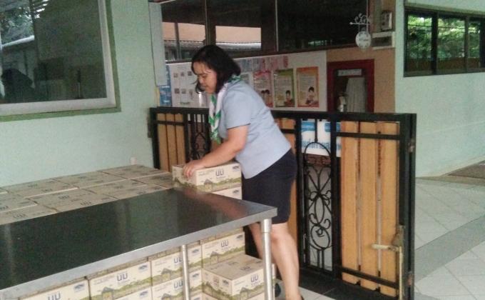 จิตอาสาช่วยจัดเก็บนมโรงเรียน