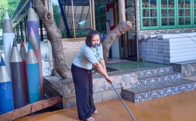 จิตอาสาทำความสะอาดลานฟ้าขาว