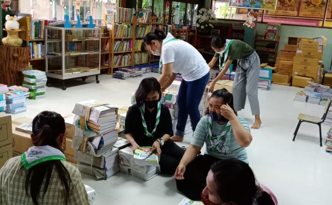 จิตอาสา ช่วยคัดเเยกหนังสือเเละจัดเก็บหนังสือให้เป็นระเบียบ
