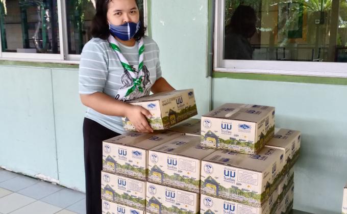 จิตอาสายกนมโรงเรียนให้นักเรียนที่มารับนมช่วงปิดภาคเรียน
