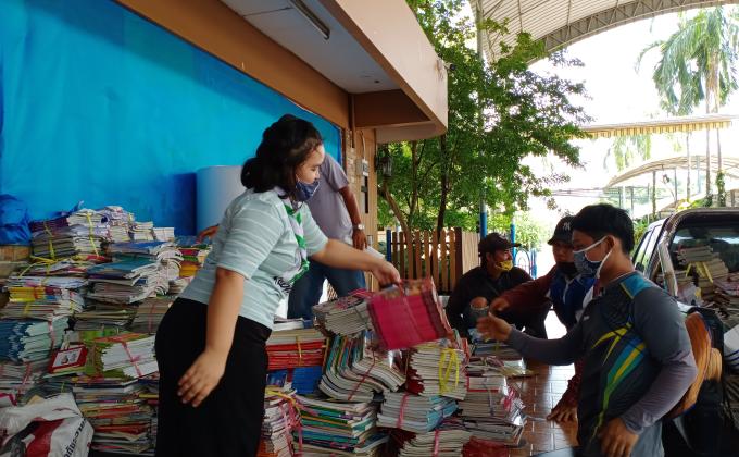 จิตอาสาช่วยเก็บหนังสือ